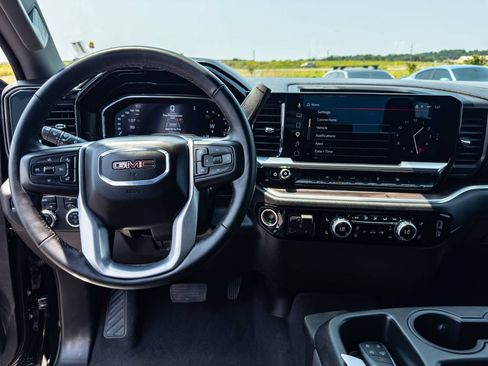Used 2025 GMC Sierra 1500 SLT AWD/4WD image 6