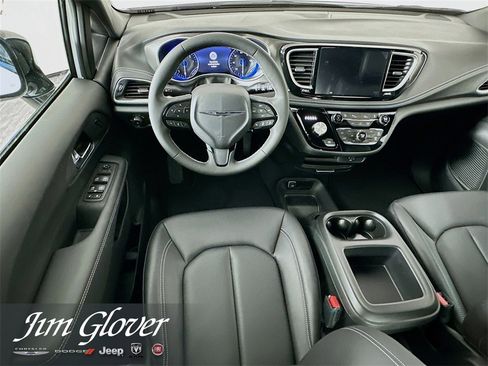 New 2026 Chrysler Pacifica Select w/ S Appearance Package image 18