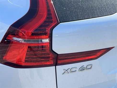 Used 2018 Volvo XC60 T5 Momentum w/ Vision Package image 10