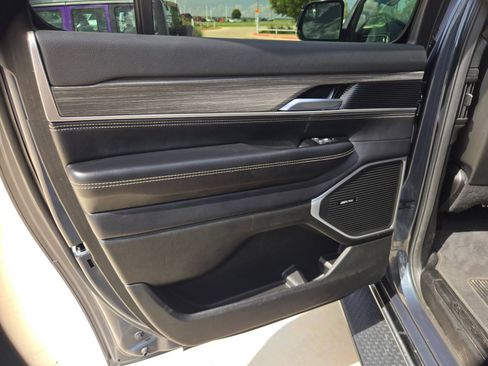 Used 2024 Jeep Wagoneer L Series II w/ Flexible Seating Group RWD image 14