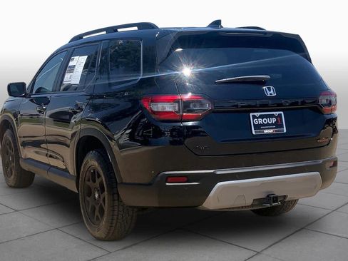 Used 2025 Honda Pilot TrailSport image 12