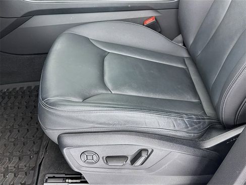 Used 2023 Audi Q8 Premium image 12