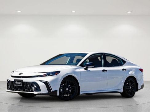 Used 2026 Toyota Camry Hybrid FWD image 2