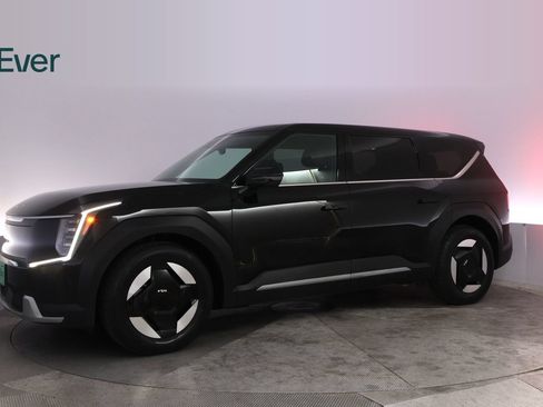 Used 2024 Kia EV9 Light Long Range RWD image 18