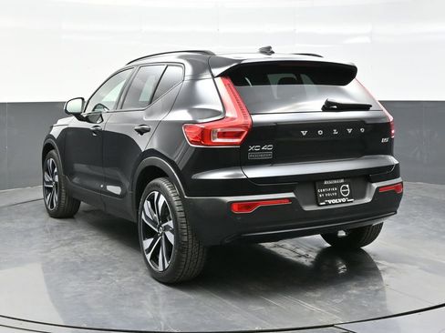 Used 2025 Volvo XC40 B5 Plus image 5