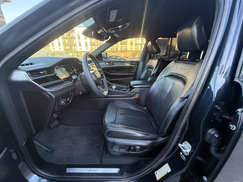 Used 2023 Jeep Grand Cherokee Overland AWD/4WD image 15