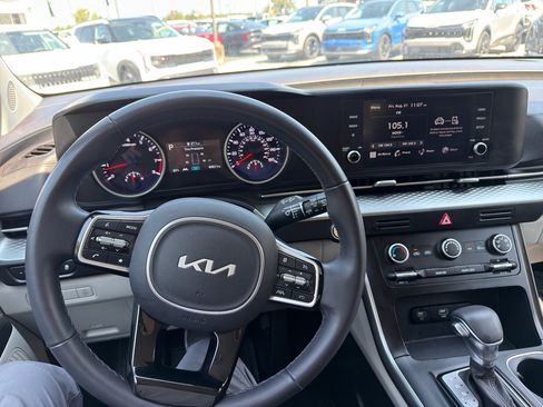 Used 2023 Kia Carnival LX FWD image 15