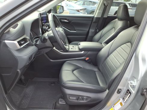 Used 2023 Toyota Highlander XLE AWD/4WD image 4