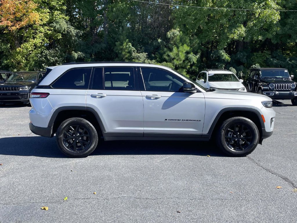 Certified 2024 Jeep Grand Cherokee Altitude RWD image 9