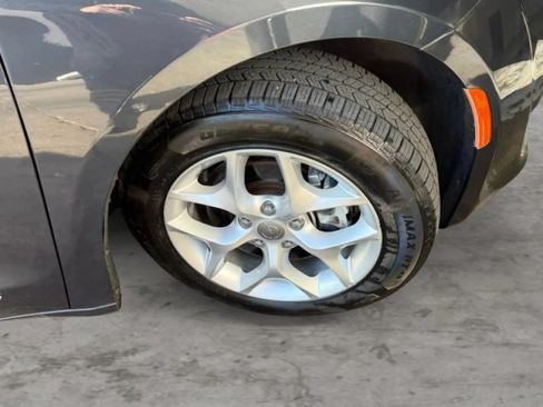 Used 2020 Chrysler Pacifica Touring-L FWD image 50