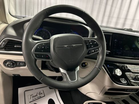 Used 2024 Chrysler Pacifica Touring-L image 15