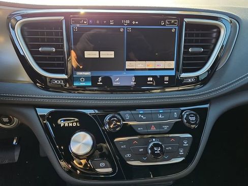 New 2026 Chrysler Pacifica Select image 13