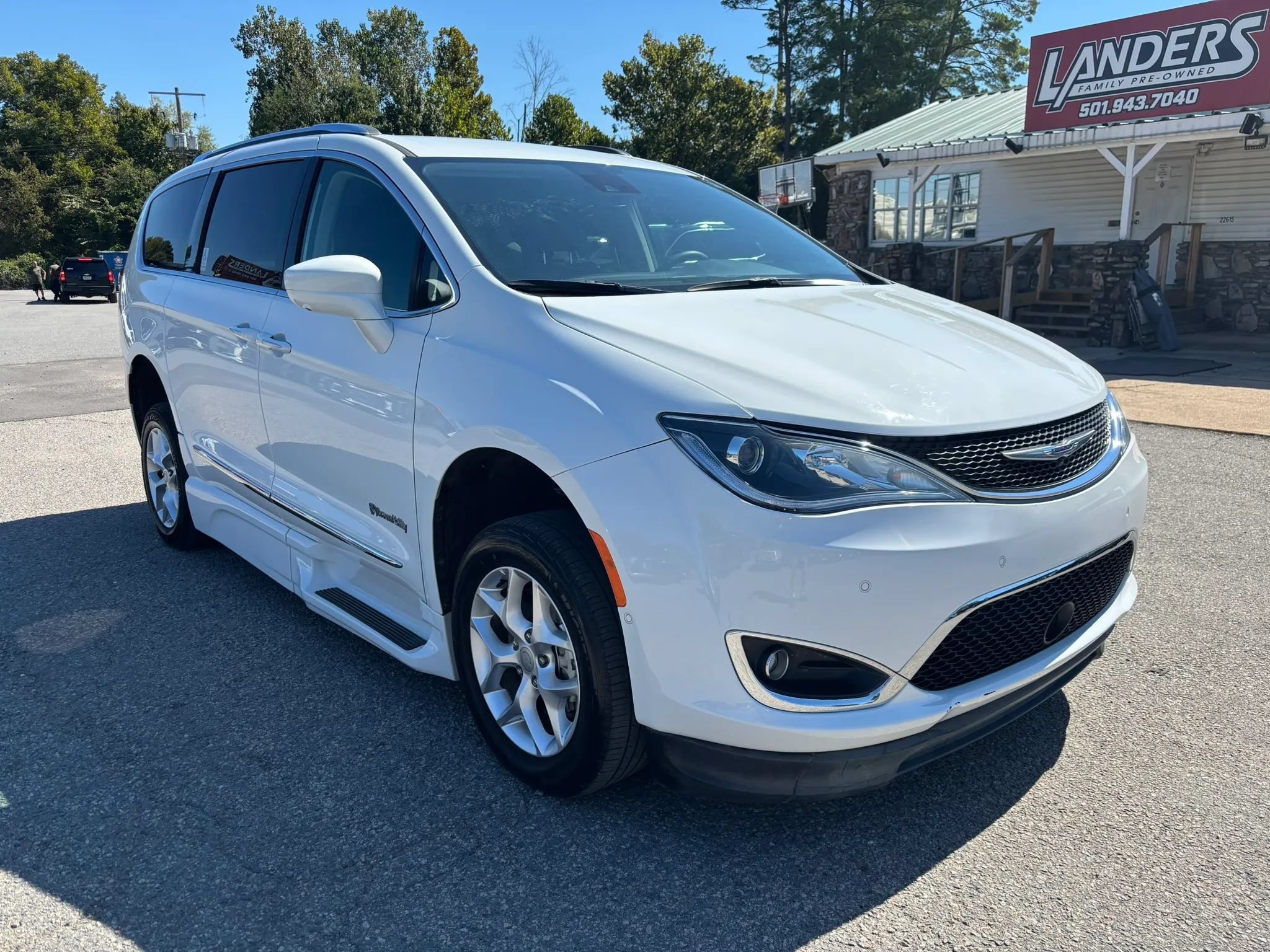 Used 2020 Chrysler Pacifica Touring-L Plus w/ Tire & Wheel Group FWD image 7