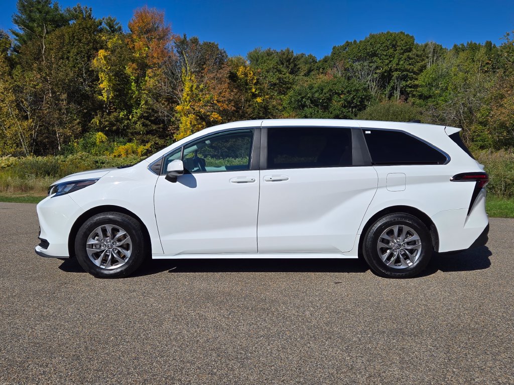 Used 2025 Toyota Sienna LE FWD image 2