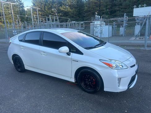 Used 2015 Toyota Prius Four FWD image 3