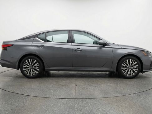 Used 2025 Nissan Altima 2.5 SV FWD image 11