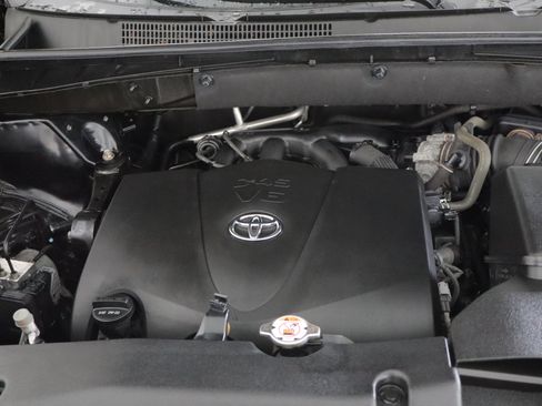 Used 2017 Toyota Highlander XLE AWD/4WD image 29