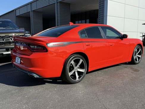 Used 2017 Dodge Charger SXT image 4