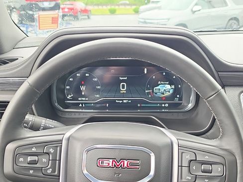Used 2024 GMC Yukon SLT w/ SLT Luxury Package AWD/4WD image 11
