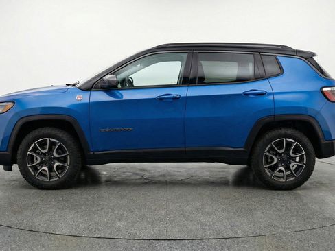 Used 2025 Jeep Compass Trailhawk image 5