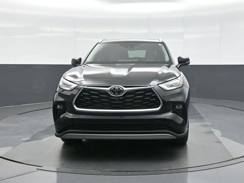 Certified 2025 Toyota Highlander Platinum AWD/4WD image 2