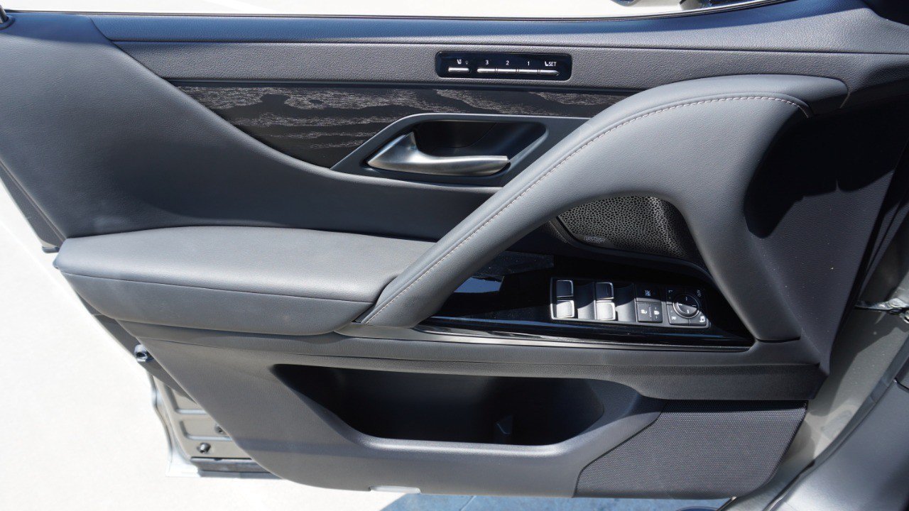 Used 2022 Lexus LX 600 4WD w/ Accessory Package (Z1) image 22