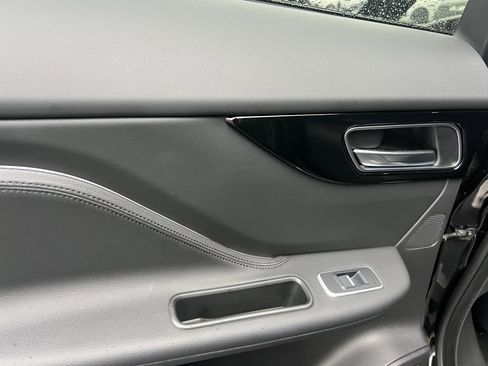 Used 2019 Jaguar F-PACE Premium image 31