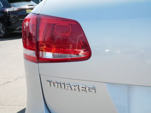 Used 2014 Volkswagen Touareg Sport image 17