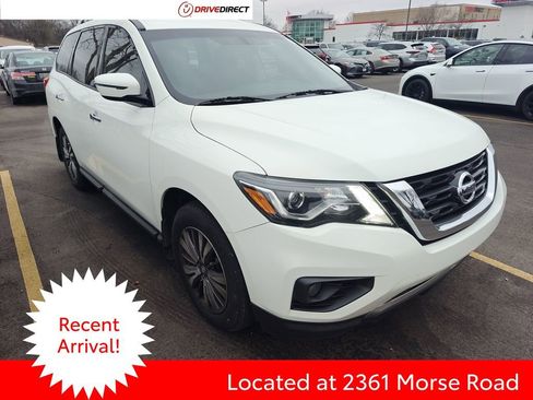 Used 2019 Nissan Pathfinder SV image 1
