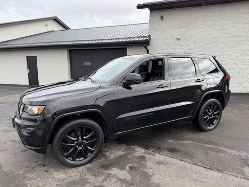 Used 2018 Jeep Grand Cherokee Altitude image 2