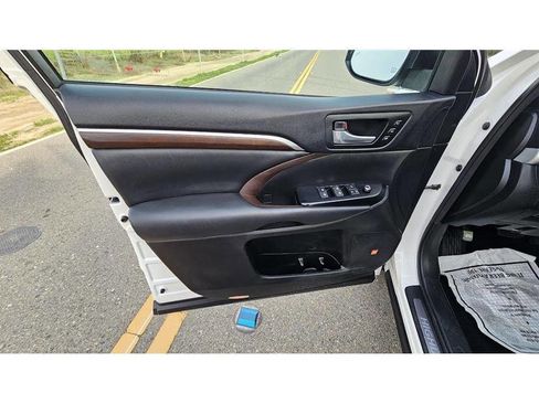 Used 2014 Toyota Highlander Limited Platinum image 32