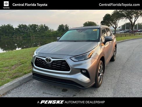 Used 2025 Toyota Highlander XLE AWD/4WD image 1