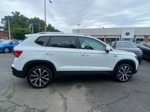 Certified 2024 Volkswagen Taos SE FWD image 2