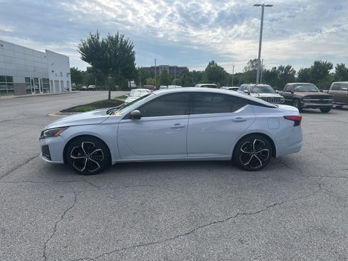 Used 2023 Nissan Altima 2.5 SR w/ SR Premium Package FWD image 8