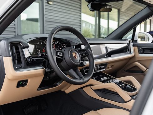 Certified 2026 Porsche Cayenne AWD/4WD image 4
