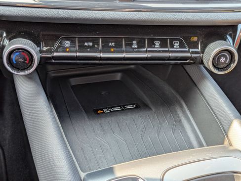 Used 2025 Chevrolet Equinox EV RS FWD image 25