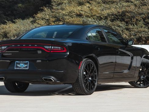 Used 2022 Dodge Charger SXT image 2