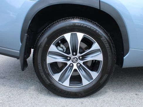 Used 2023 Toyota Highlander XLE AWD/4WD image 35