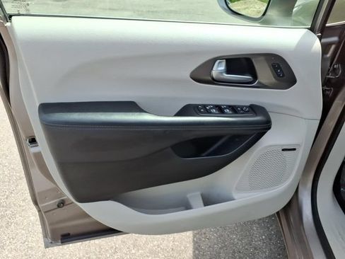 Used 2017 Chrysler Pacifica Limited FWD image 18