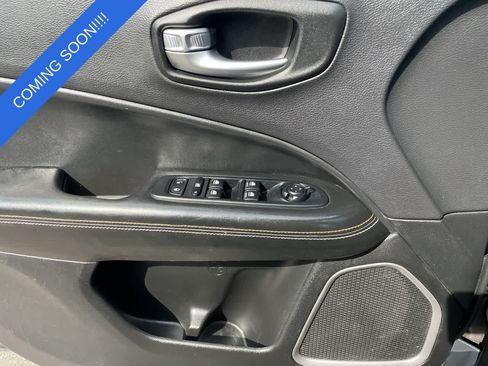 Used 2018 Jeep Compass Latitude w/ Cold Weather Group AWD/4WD image 30