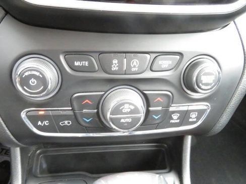 Used 2019 Jeep Cherokee Limited image 24