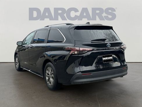 Used 2024 Toyota Sienna XLE image 5