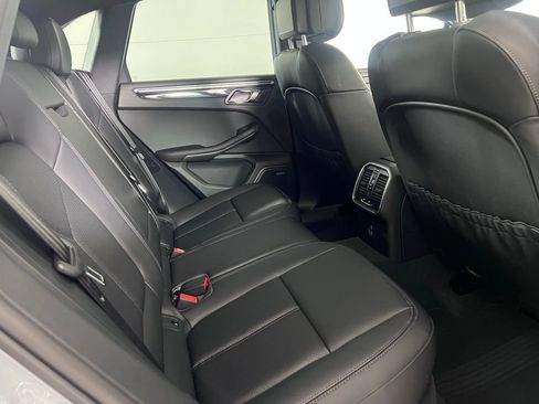 Certified 2025 Porsche Macan AWD/4WD image 25