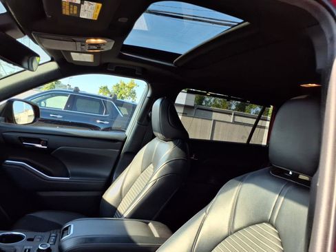 Used 2022 Toyota Highlander XSE image 11