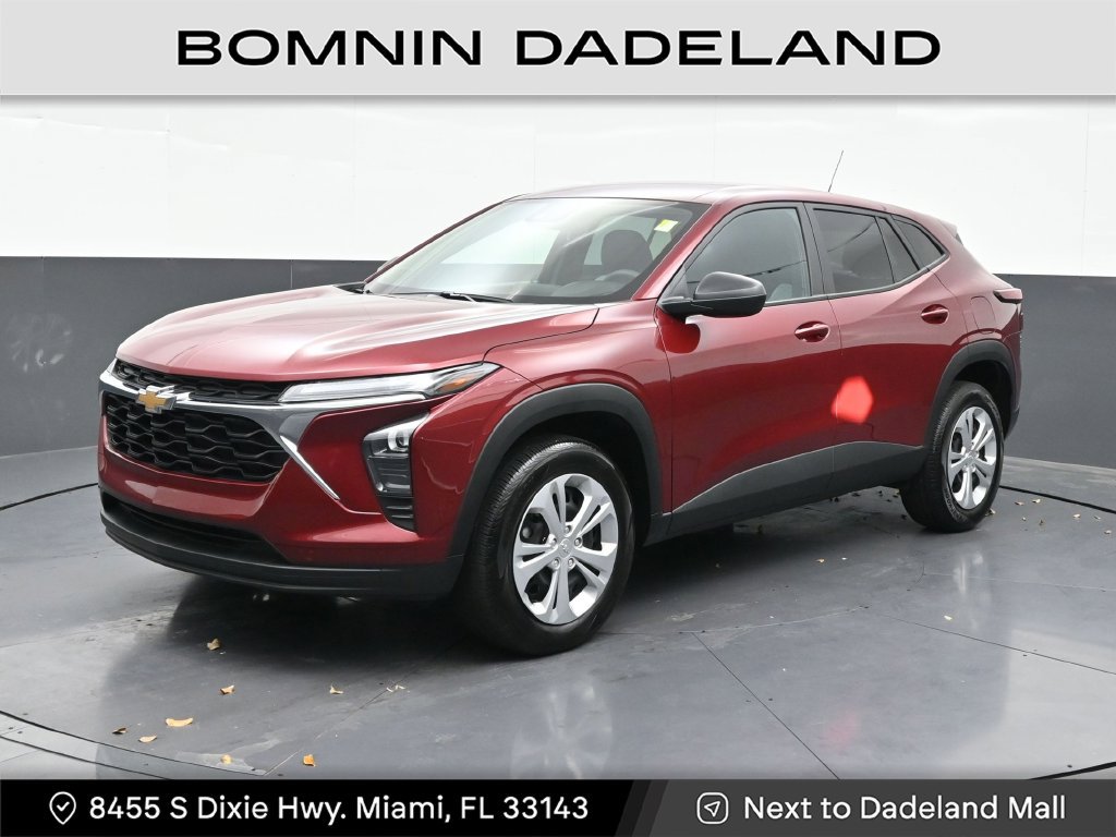 Used 2025 Chevrolet Trax LS FWD image 1