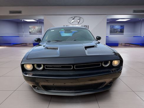 Used 2016 Dodge Challenger SXT RWD image 1