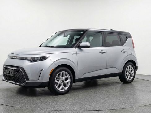 Used 2025 Kia Soul LX w/ LX Technology Package FWD image 3