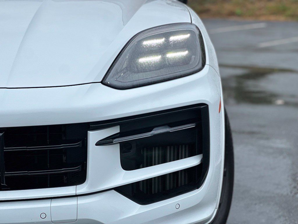 Used 2025 Porsche Cayenne GTS AWD/4WD image 11