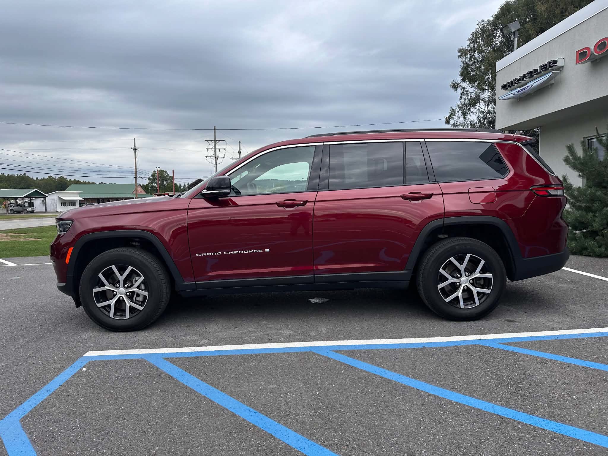 Used 2025 Jeep Grand Cherokee L Limited w/ Luxury Tech Group II AWD/4WD image 7