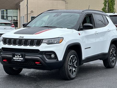 Used 2025 Jeep Compass Trailhawk AWD/4WD image 8